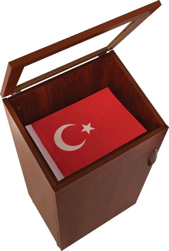 Bayrak Dolabı Ahşap Kapaklı